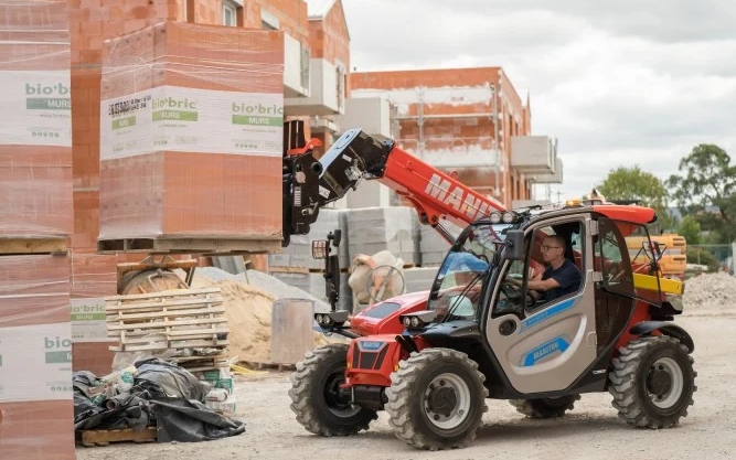 Le MT625e est le premier chariot télescopique compact 100 % électrique de Manitou