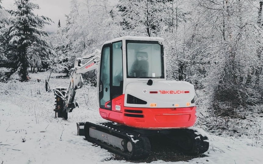 Comment entretenir une pelle compacte par temps extrêmement chaud et froid