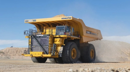 Un camion minier à entraînement électrique Komatsu 980E-5SE